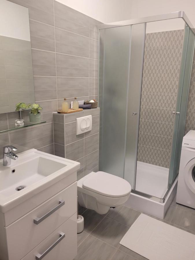 Rose Apartment Pecs Bagian luar foto