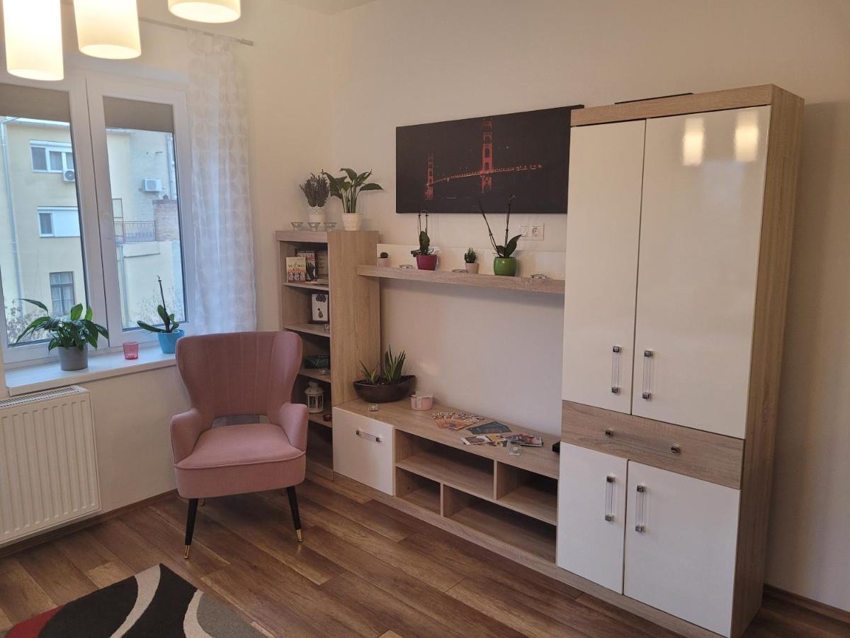Rose Apartment Pecs Bagian luar foto